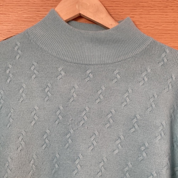 Dress Barn women sweater. - Picture 2 of 3